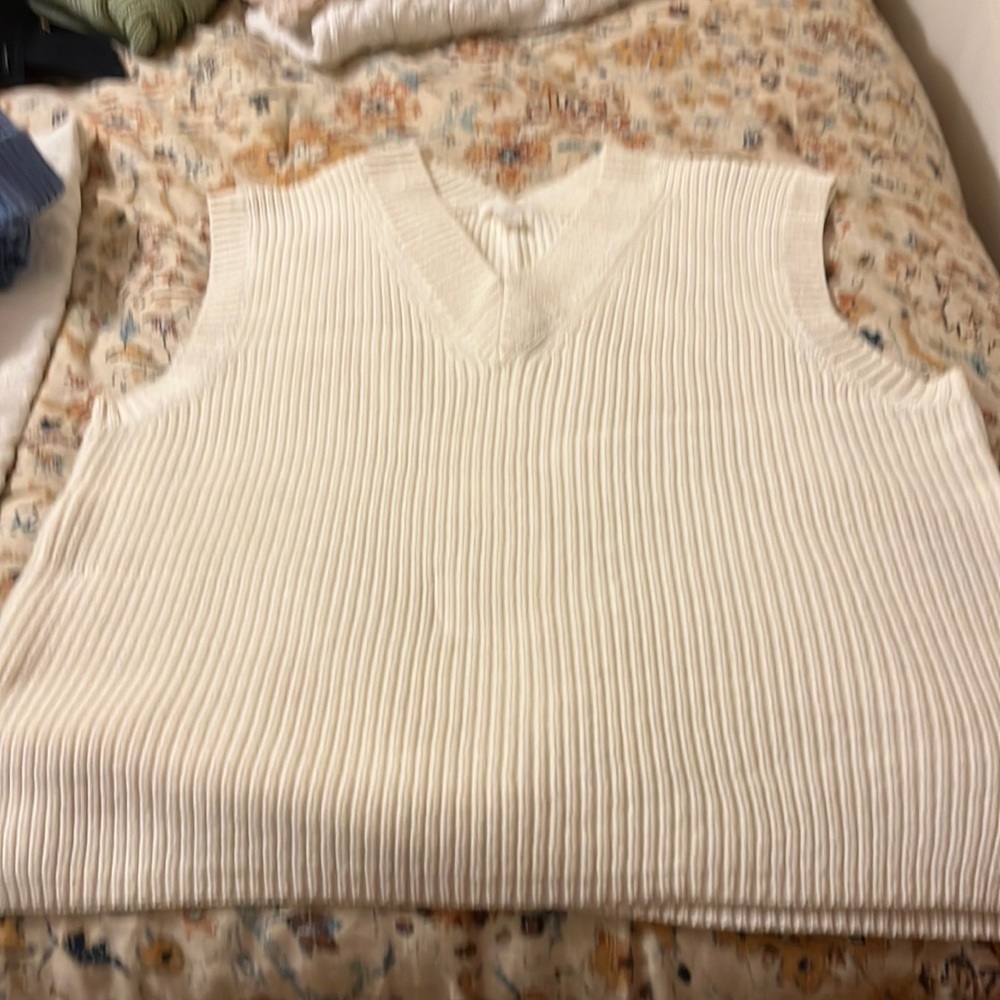 H&H cream colored sweater vest in a medium.